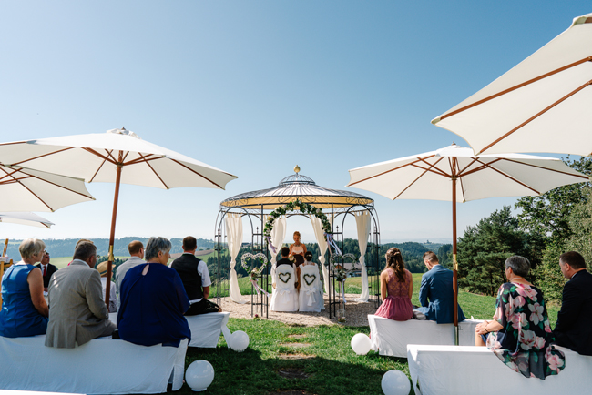 Oficiante de ceremonias une a una pareja con su familia en la naturaleza y sin protocolos.