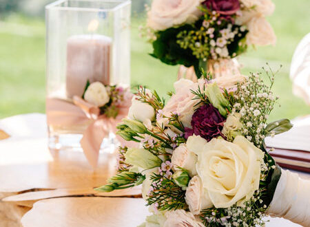 Schön gedeckter Hochzeitsaltar