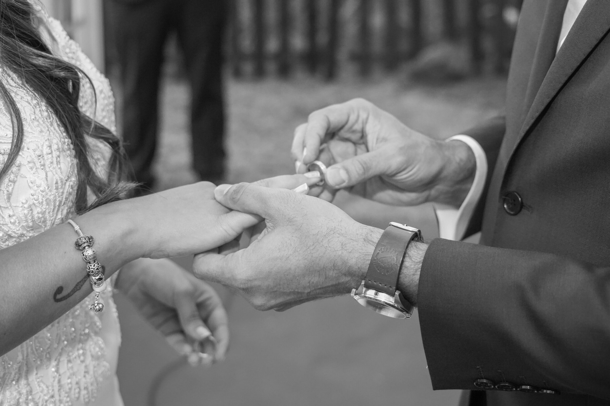 Ringwechsel bei einer kleinen Hochzeit