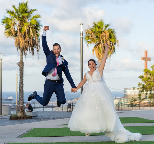 Boda en Gran Canaria. Una pareja de novios se muestra feliz en su sesión de fotos vestidos de novios en Las Palmas