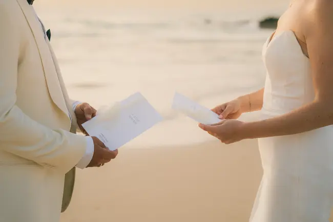 Pareja durante una ceremonia de boda junto al mar en Gran Canaria